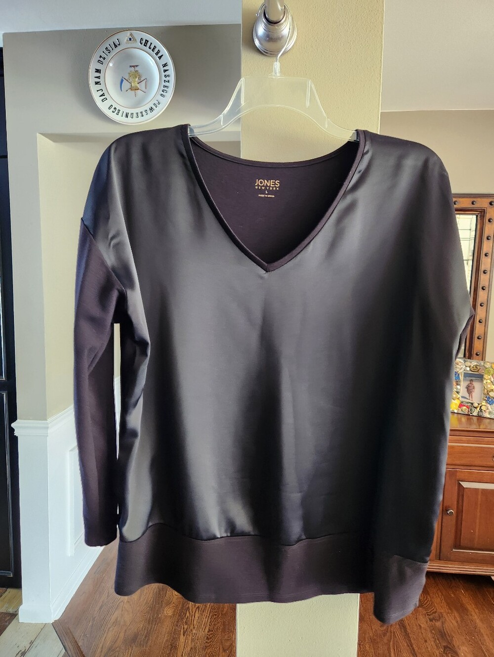 Jones New York Black Satin-Front V-Neck Pullover Size L